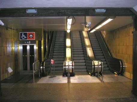pohyblivé schody v metru
